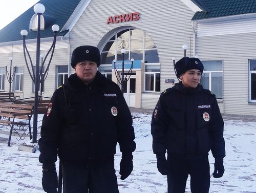 Траспортные полицейские Денис Кулемеев и Эдуард Боргояков